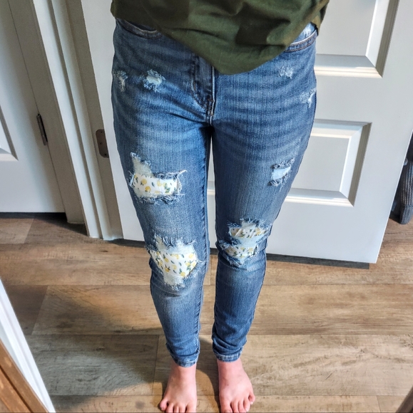 Lemon Patch Distressed Judy Blue Jeans - Picture 2 of 3